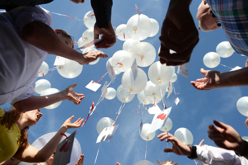 Ballons-steigen-lassen-mit-Karten